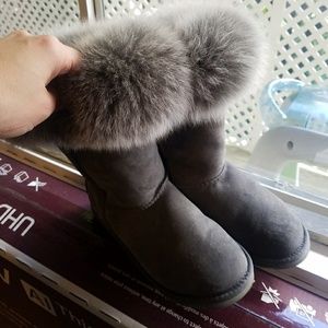 Boots Australia luxe, like UGG. Natural fur